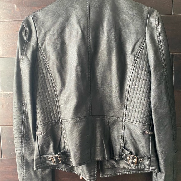 Beautiful woman new black leather jacket - Picture 3 of 4